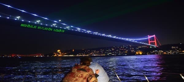 BOĞAZDA SÜRPRİZ LAZER İLE EVLENME TEKLİFİ